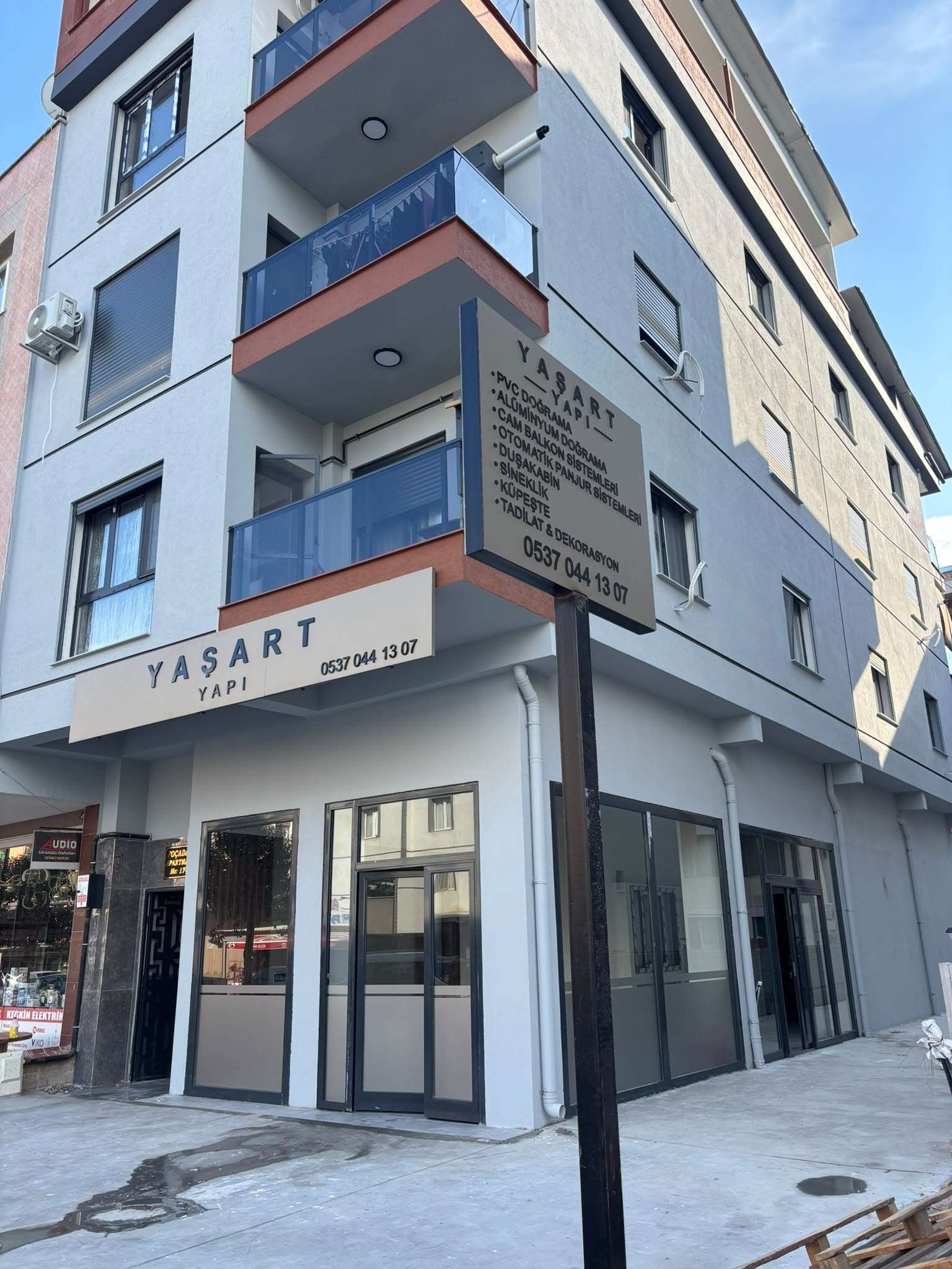 YAŞART YAPI dükkânı: Kirazlı Caddesi'nde köşe binanın zemin katı, tabelası ve hizmet listeli direk tabelası